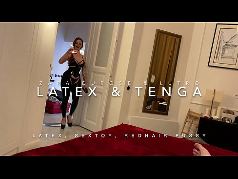 ❤️ Ngoanana e monyane ea nang le hlooho e khubelu ea apereng seaparo sa latex se kentsoeng ke ntate oa bobeli ️❌ ❌️❤
