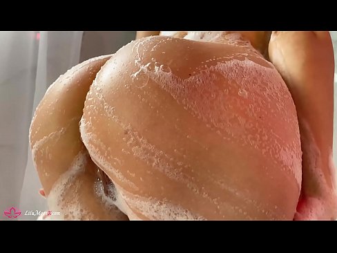 ❤️ Brunette o ipholla litho tsa botona kapa botšehali ho li khotsofatsa Pussy e nang le Vibrator ho ea ho Intense Orgasm in Shower ️❌ ❌️❤